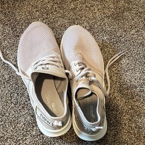 New Balance Women's Light Gray Sneakers